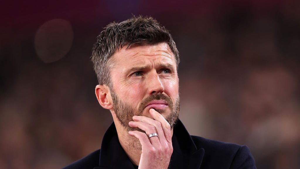 Michael Carrick phải giải quyết nội bộ.