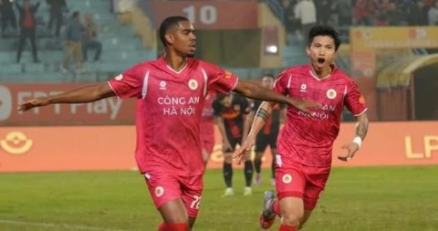 Alan Grafite nổi bật với hat-trick vào lưới Ninh Bình.