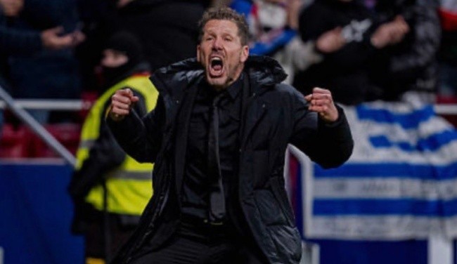 HLV Simeone ăn mừng đầy cảm xúc.