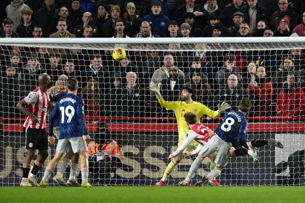 Hòa Brentford, Arsenal tự làm khó mình trong cuộc đua vô địch.