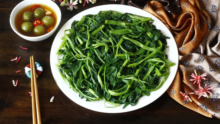 Rau xanh đã nấu chín là món ăn không nên để qua đêm vì vừa giảm giá trị dinh dưỡng, vừa dễ sinh ra các chất có hại cho sức khỏe.