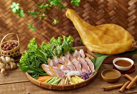 Những năm gần đây, các món ăn liền và thực phẩm ủ muối ngày càng được ưa chuộng dịp Tết. 