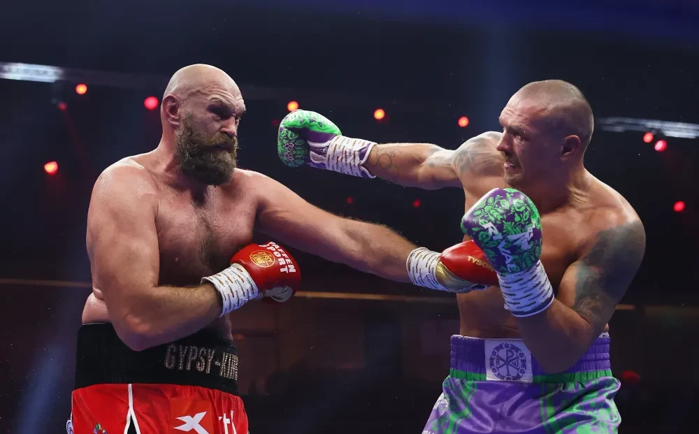 Oleksandr Usyk đấm Tyson Fury trong trận tái đấu của họ.