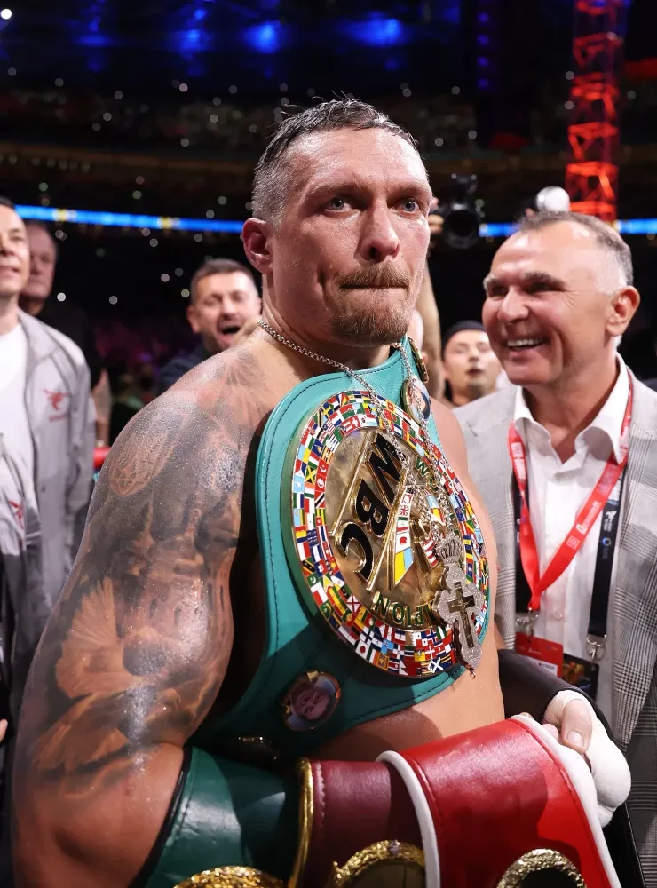 Oleksandr Usyk đang đứng trước ngã rẽ sự nghiệp: bảo vệ đai bắt buộc hay theo đuổi các trận đấu bom tấn.