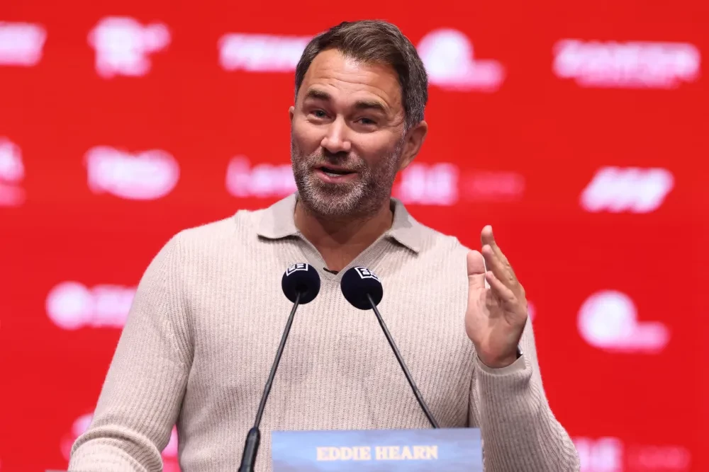 Eddie Hearn tại một buổi họp báo ở Riyadh, Saudi Arabia.