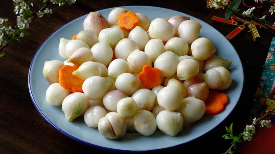 Người bị mắc bệnh dạ dày nên hạn chế ăn hành muối.