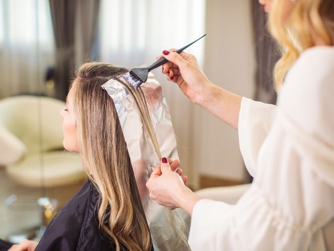 Khi muốn thay đổi cả kiểu tóc lẫn màu nhuộm, các nhà tạo mẫu thường khuyên nên uốn trước rồi mới nhuộm.