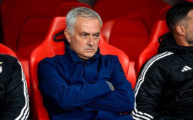 Jose Mourinho không hài lòng về trọng tài dù Benfica thắng trận.