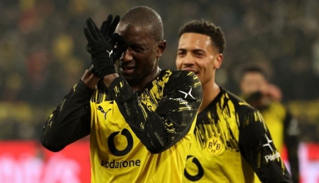 Guirassy ghi bàn cho Dortmund.