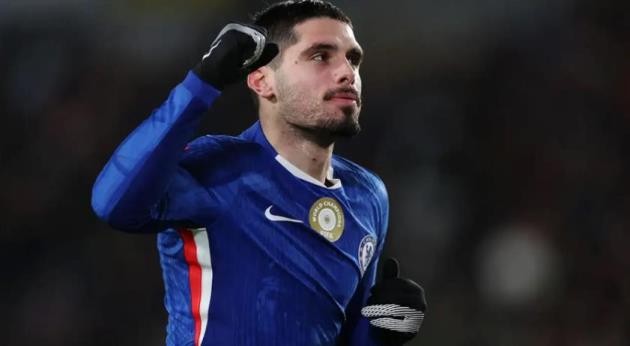 Neto hạnh phúc với cú hat-trick.