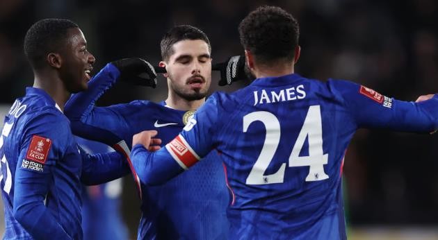 Pedro rực sáng với hat-trick.