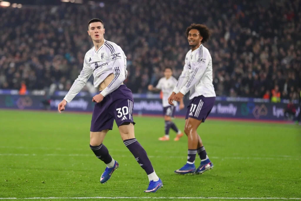 Carrick tất tay để tìm kiếm bàn thắng muộn.