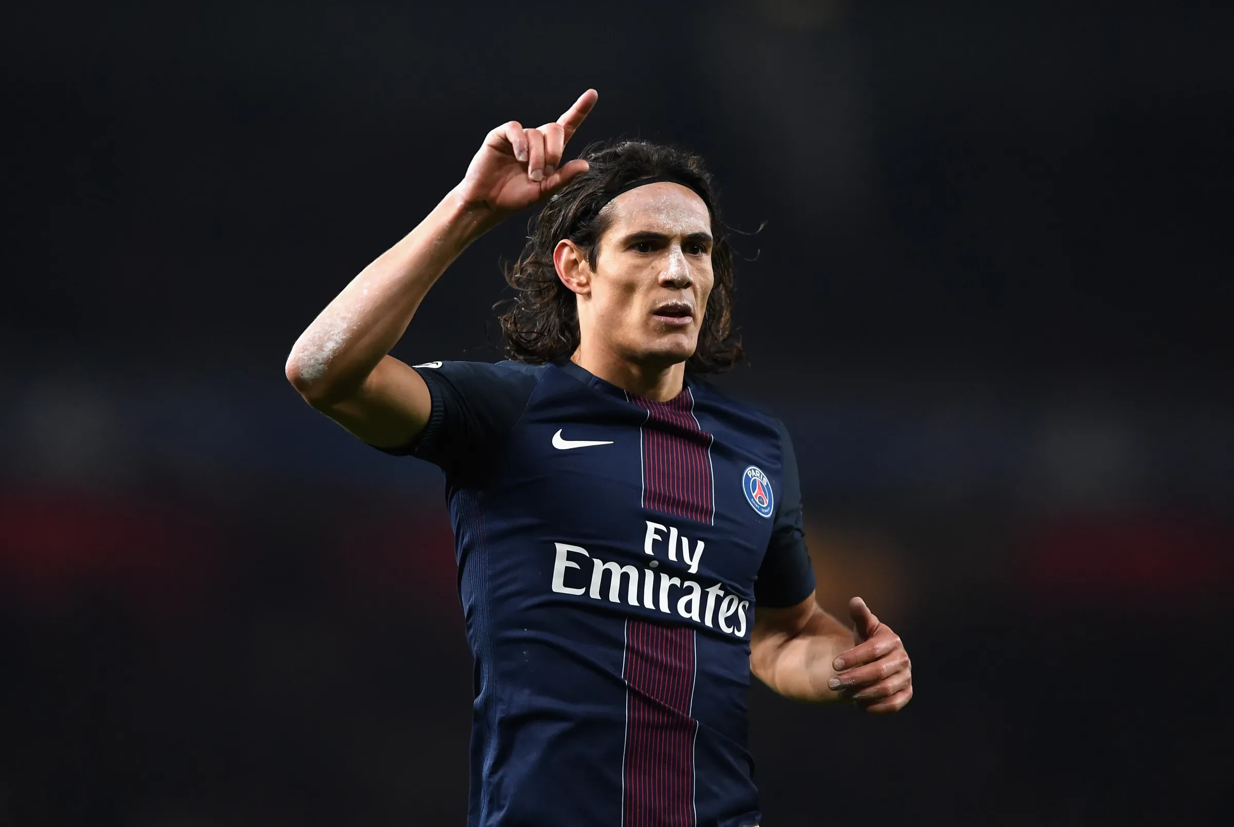 Paris bùng nổ trong sinh nhật Cavani.