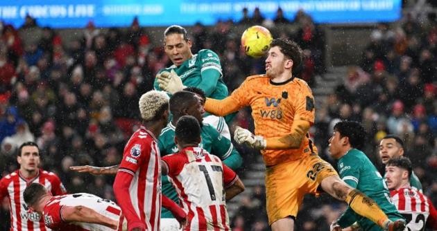 Van Dijk xé lưới Sunderland.