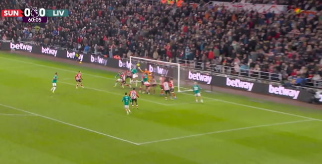 Liverpool bố trí nhiều cầu thủ ở khu vực 5m50.