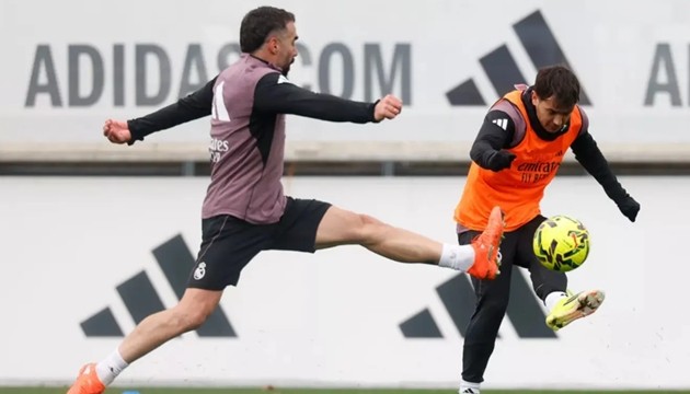 Dani Carvajal tập luyện sẵn sàng trở lại đội hình Los Blancos.