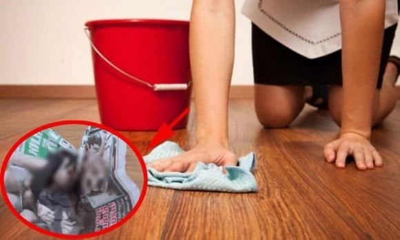 Khi quét nhà, bụi thường bay tứ tung và bám ngược trở lại đồ đạc. 