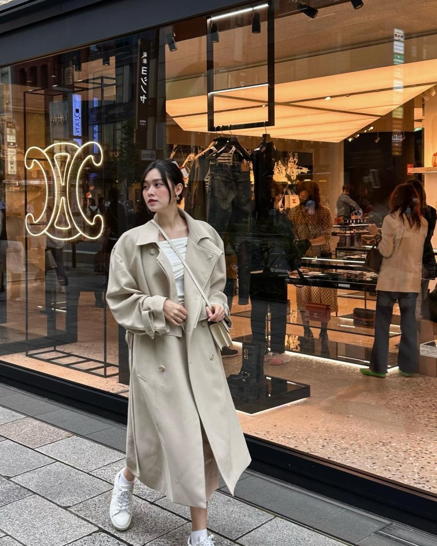 Những gam màu trung tính dễ phối giúp trench coat trở thành lớp áo khoác ngoài lý tưởng cho nhiều kiểu trang phục khác nhau, từ váy liền đến set áo quần đơn giản.

