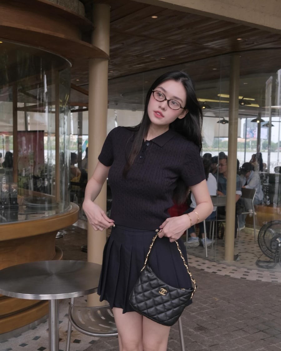  Những chất liệu có độ đứng form vừa phải giúp trang phục trông chỉn chu hơn mà vẫn giữ được sự thoải mái cần thiết.