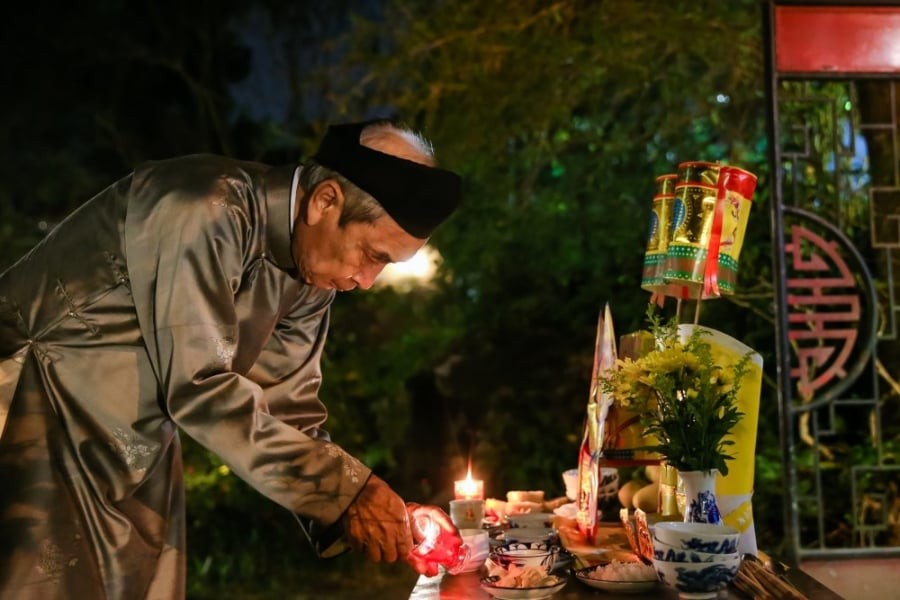 Cúng đêm Giao Thừa là nghi lễ thiêng liêng đánh dấu thời khắc chuyển giao giữa năm cũ và năm mới