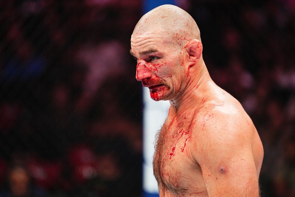 Sean Strickland trong trận đấu với Dricus Du Plessis tại UFC 312.