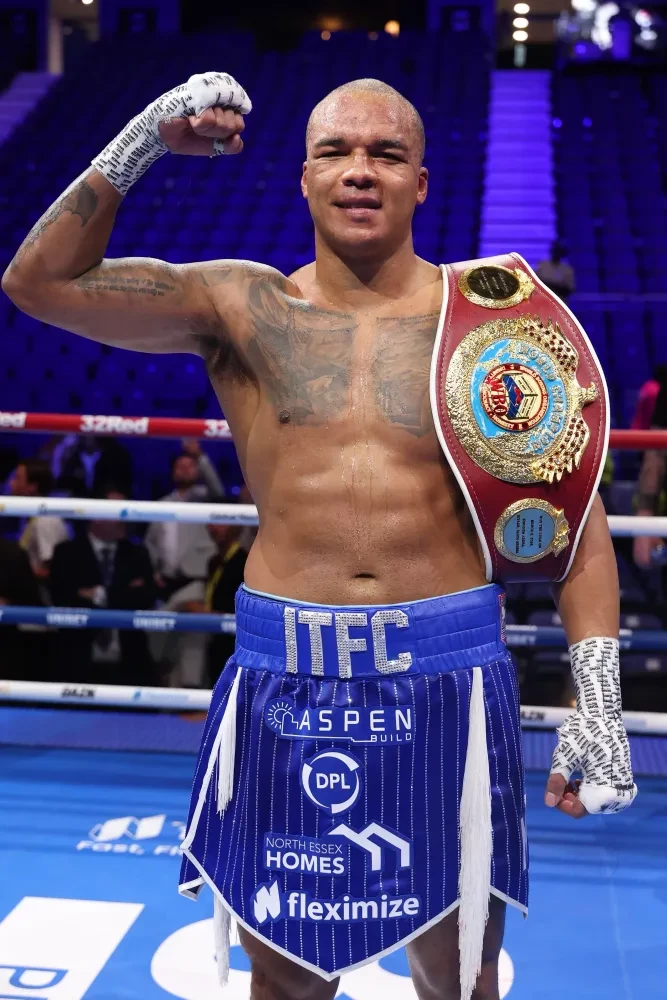 Fabio Wardley trong trận đấu với Joseph Parker