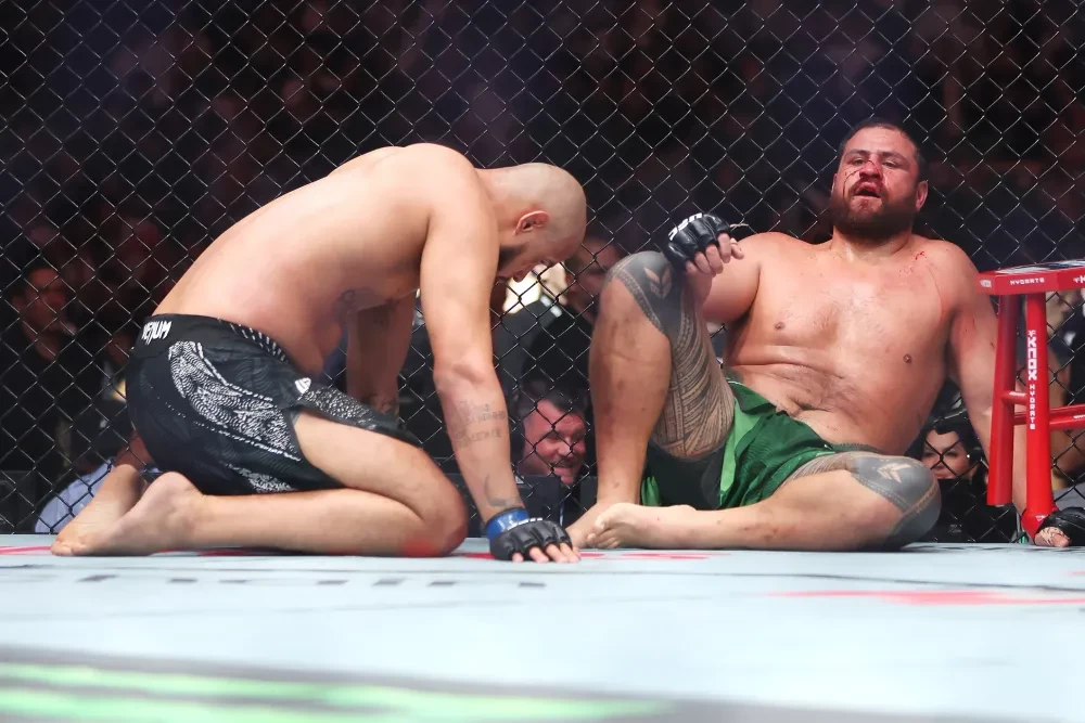 Tai Tuivasa và Tallison Teixeira kiệt sức sau trận đấu tại UFC 325