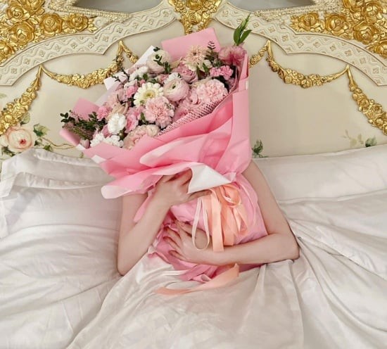 Động thái này nhanh chóng làm dấy lên nghi vấn người đẹp đang có mối quan hệ hẹn hò.