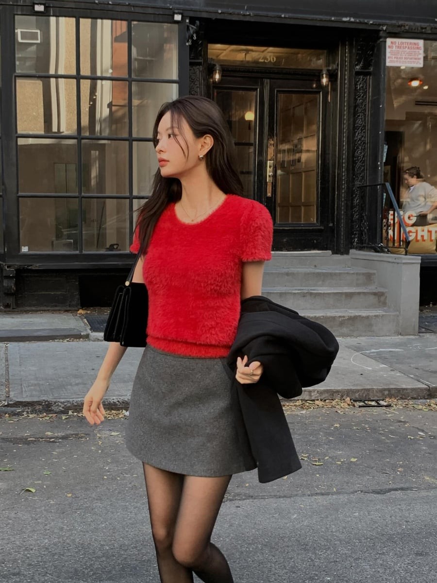 Những gam màu sáng, trung tính hoặc pastel sẽ giúp outfit trông nhẹ nhàng và tươi mới hơn.