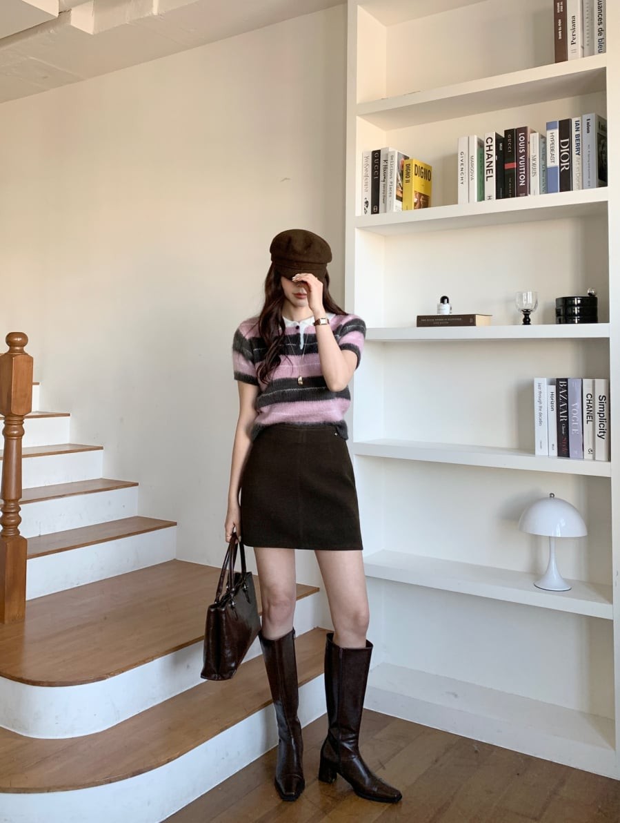 Khi thời tiết không còn quá lạnh, chân váy ngắn trở thành item lý tưởng để tạo cảm giác trẻ trung và năng động. 