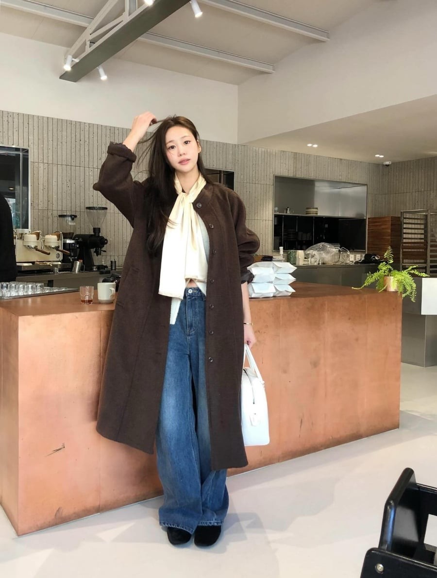 Dù xu hướng thay đổi liên tục, quần jeans vẫn luôn giữ vị trí vững chắc trong tủ đồ ngày Tết.