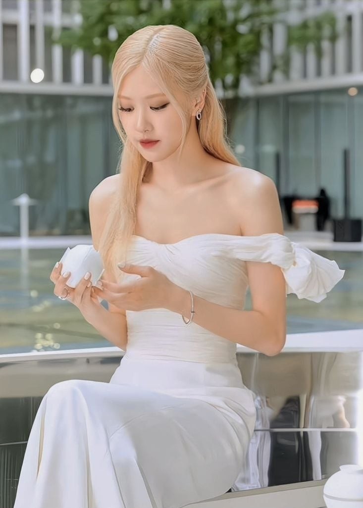 Phong cách makeup của Rosé là minh chứng rõ ràng cho sức hút của những gam màu trung tính khi được sử dụng đúng cách. 