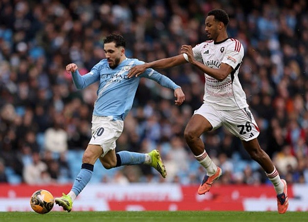 Cherki tỏa sáng với vai trò của một tiền vệ tổ chức.