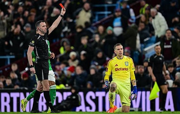 Tấm thẻ đỏ của Marco Bizot khiến Aston Villa mất người sau hiệp 1.