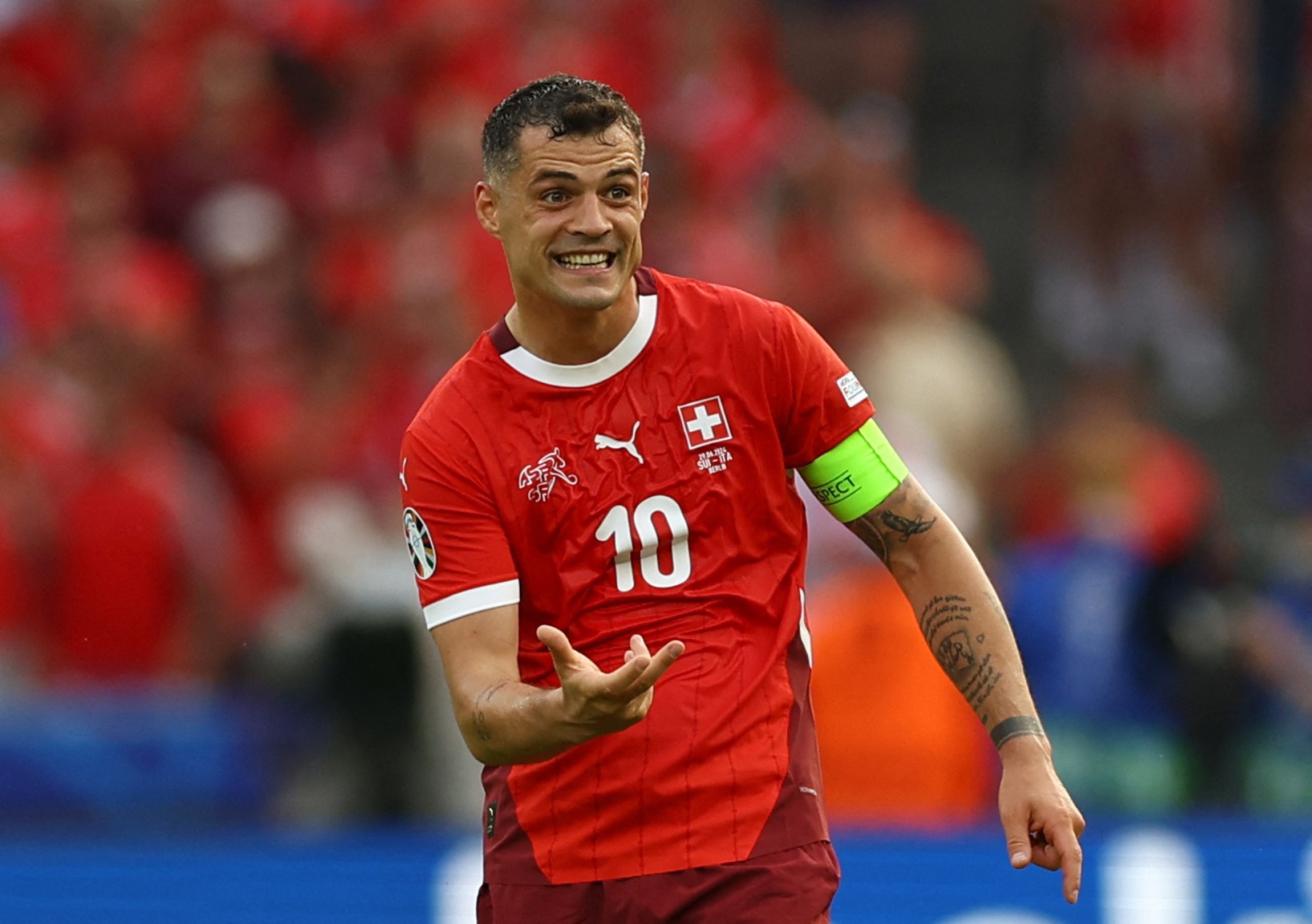 Xhaka trong màu áo tuyển Thụy Sĩ.