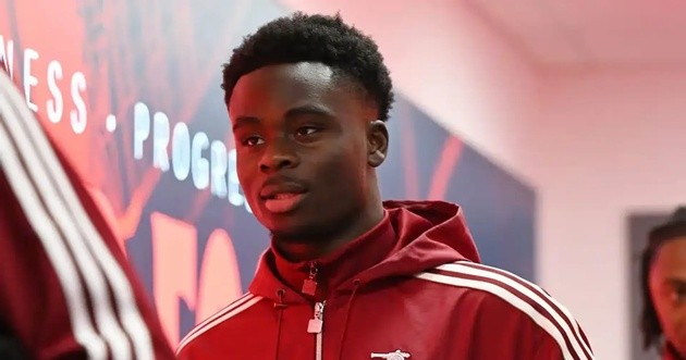 Saka đá chính thay Calafiori trước Wigan.