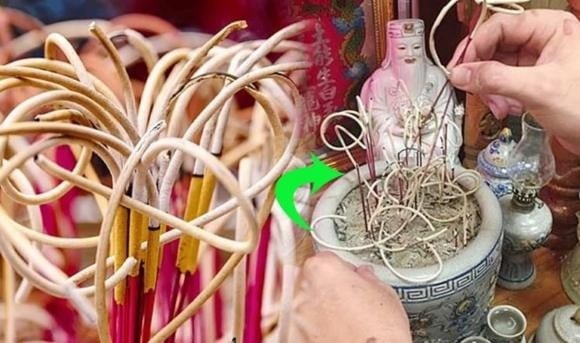 Nhiều gia đình thường chọn thời điểm sau lễ cúng ông Công ông Táo để tiến hành bao sái bàn thờ, rút tỉa chân nhang.