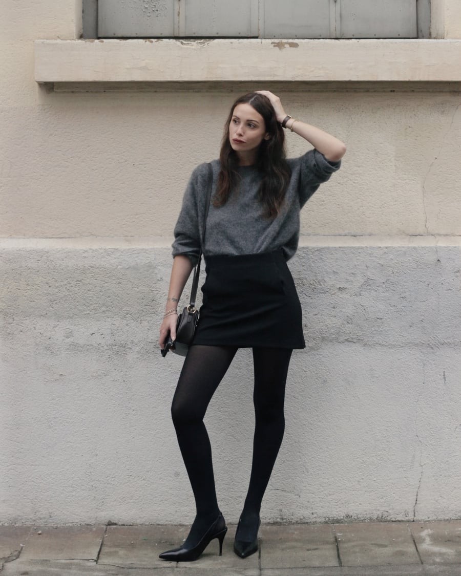 Áo thường được sơ vin gọn gàng hoặc sơ vin hờ phía trước, kết hợp cùng chân váy dạ, nhung hoặc da dáng đơn giản,