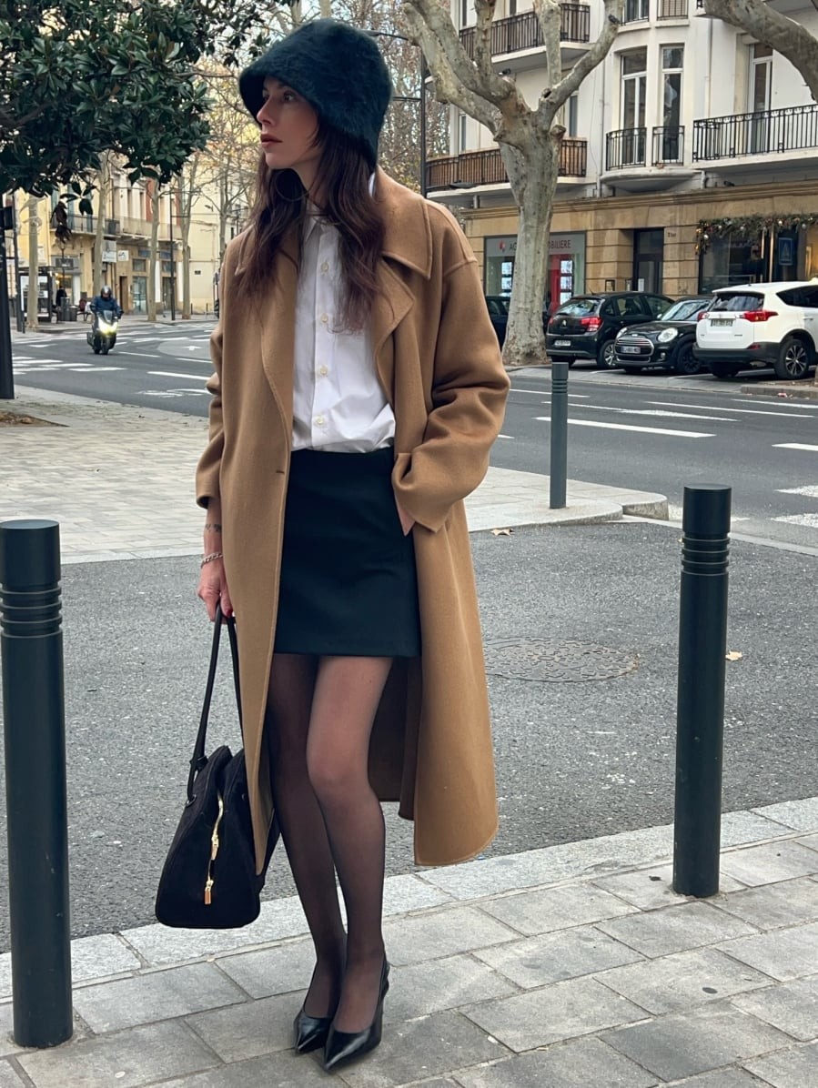 Mặc chân váy ngắn bên trong áo khoác dài là cách phối rất đặc trưng của phụ nữ Pháp. 
