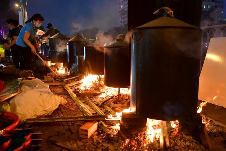 Cách luộc bánh chưng xanh từ vỏ vào trong, không sợ nứt