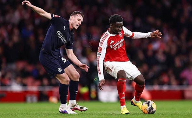 Bukayo Saka gây ấn tượng ở vị trí tiền vệ tấn công trong trận đấu với Wigan.