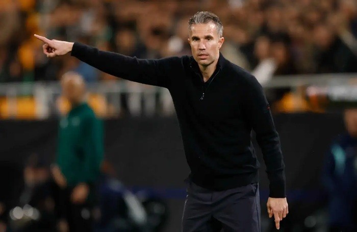 Van Persie sẽ dẫn dắt Sterling.