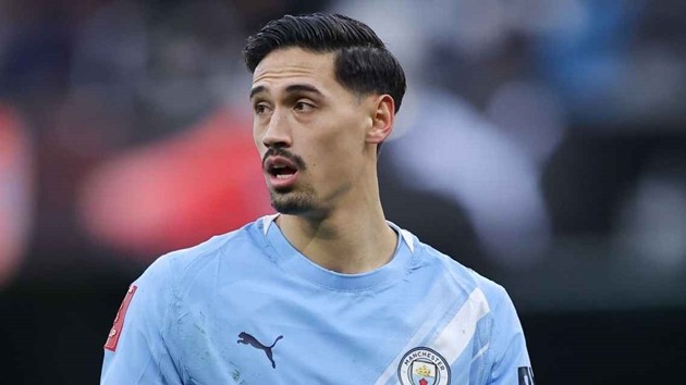 Tijjani Reijnders khẳng định Manchester City vẫn đang quyết tâm bám đuổi Arsenal.