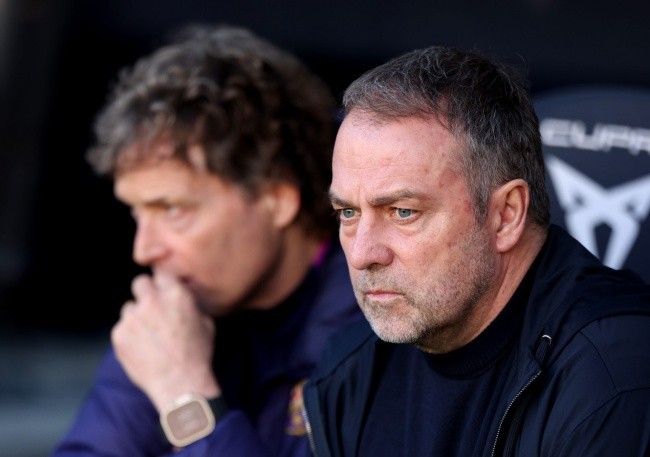 Hansi Flick vực dậy tinh thần các học trò.