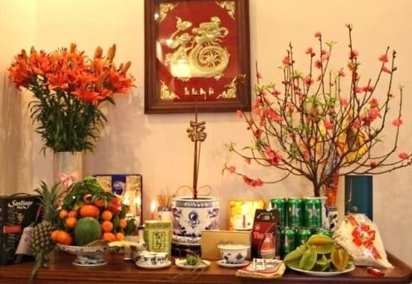 Trước khi vệ sinh ban thờ, hãy thu gọn và phân loại lại các vật dụng, bỏ đi những đồ đã cũ, hư hỏng hoặc không còn sử dụng. 