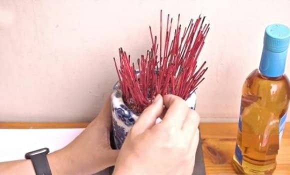 Gia chủ nên rà soát lại toàn bộ lễ vật trên ban thờ, thay hoa héo, trái cây hỏng và rửa sạch chén nước thờ, không để nước cạn. 