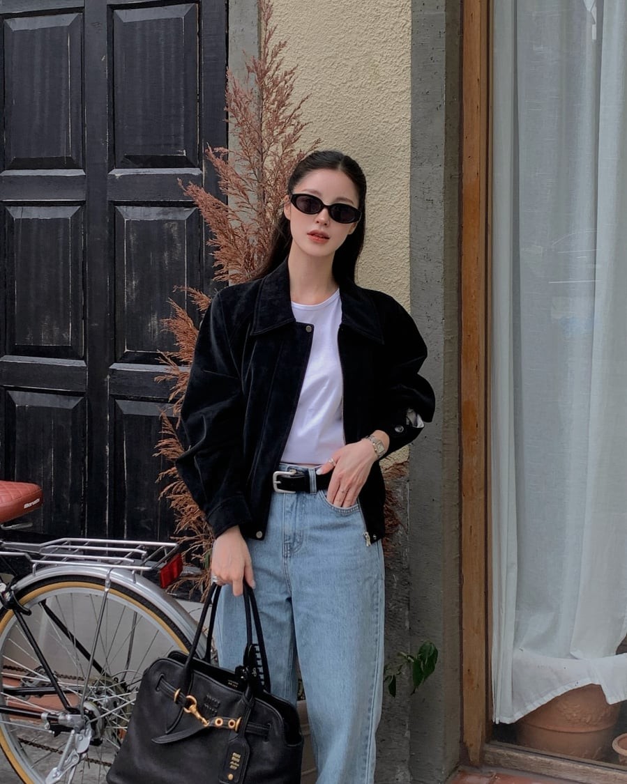 Các kiểu áo như jacket denim, blazer dáng ngắn, áo khoác da hay tweed đều dễ kết hợp với jeans suông.