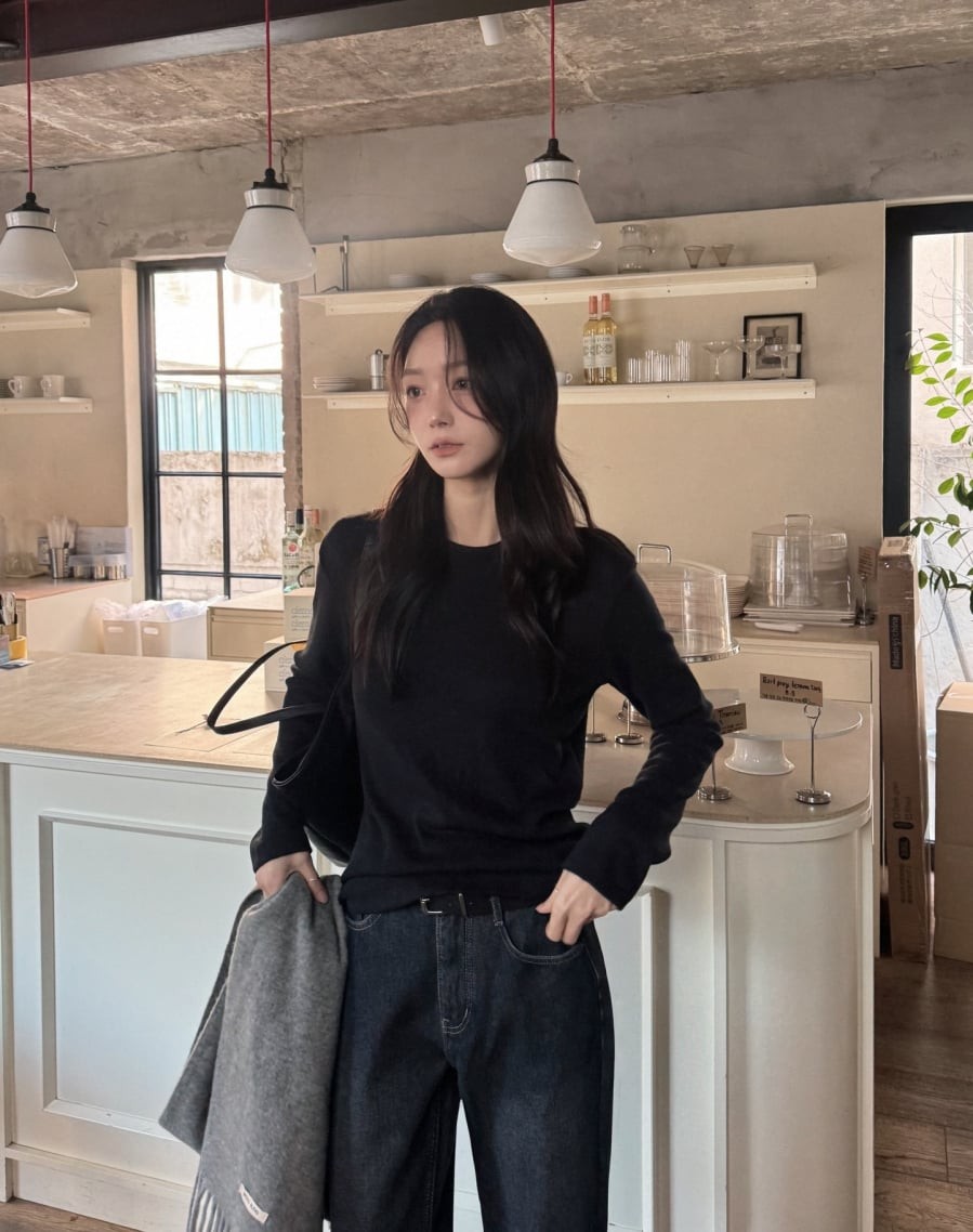 Phụ nữ Hàn cũng thường kết hợp thêm phụ kiện như túi tote, mũ len hoặc khoác gile mỏng để set đồ thêm sinh động mà không bị rối mắt.

