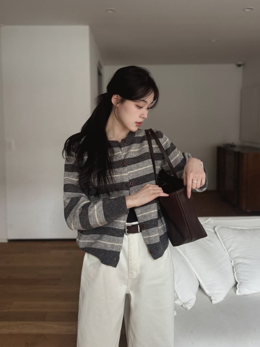  Cardigan trơn màu hoặc họa tiết nhỏ đều dễ phối, chỉ cần kết hợp cùng giày bệt, loafer hoặc sneaker là đã có một outfit hài hòa cho nhiều hoàn cảnh khác nhau.