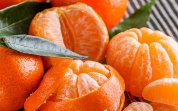 Quýt chứa nhiều nước và chất xơ nên tạo cảm giác no lâu, hạn chế ăn vặt.